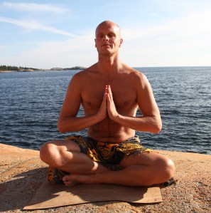 Kursleder Marius Engh_klassisk yogautgangsposisjon